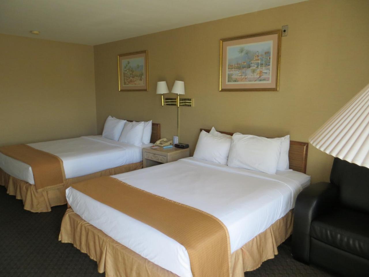 Howard Johnson By Wyndham Torrance Hotel Room photo